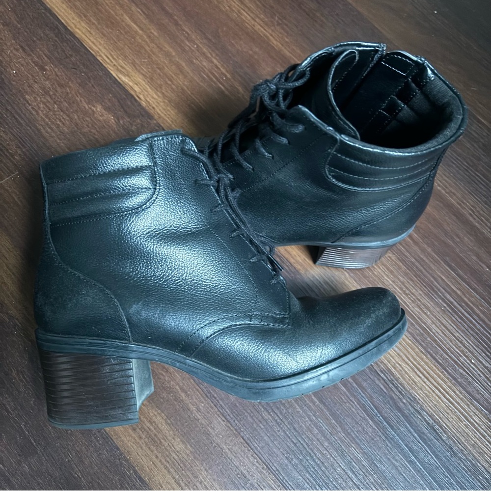 Clarks Women’s Lace boot